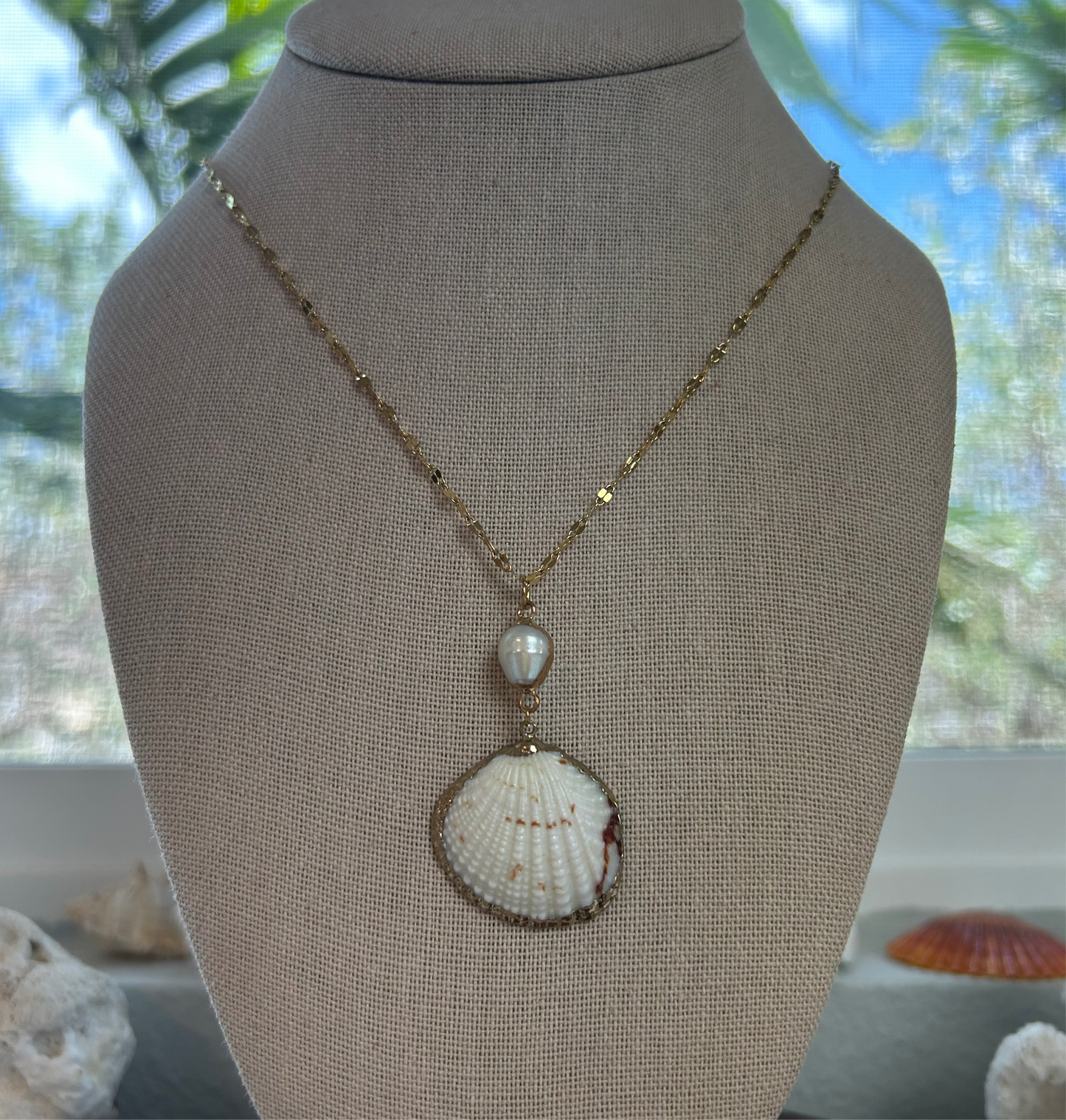 Classy Seashell & Pearl Drop Dainty Necklace