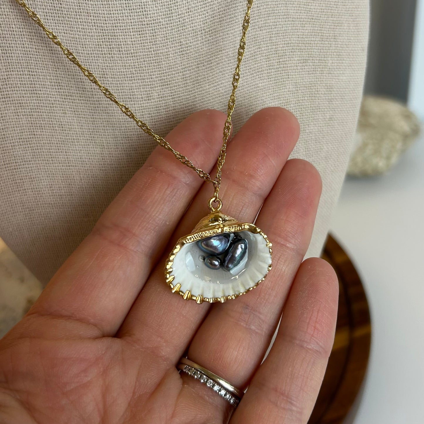Dark Pearl Shell Nest Necklace
