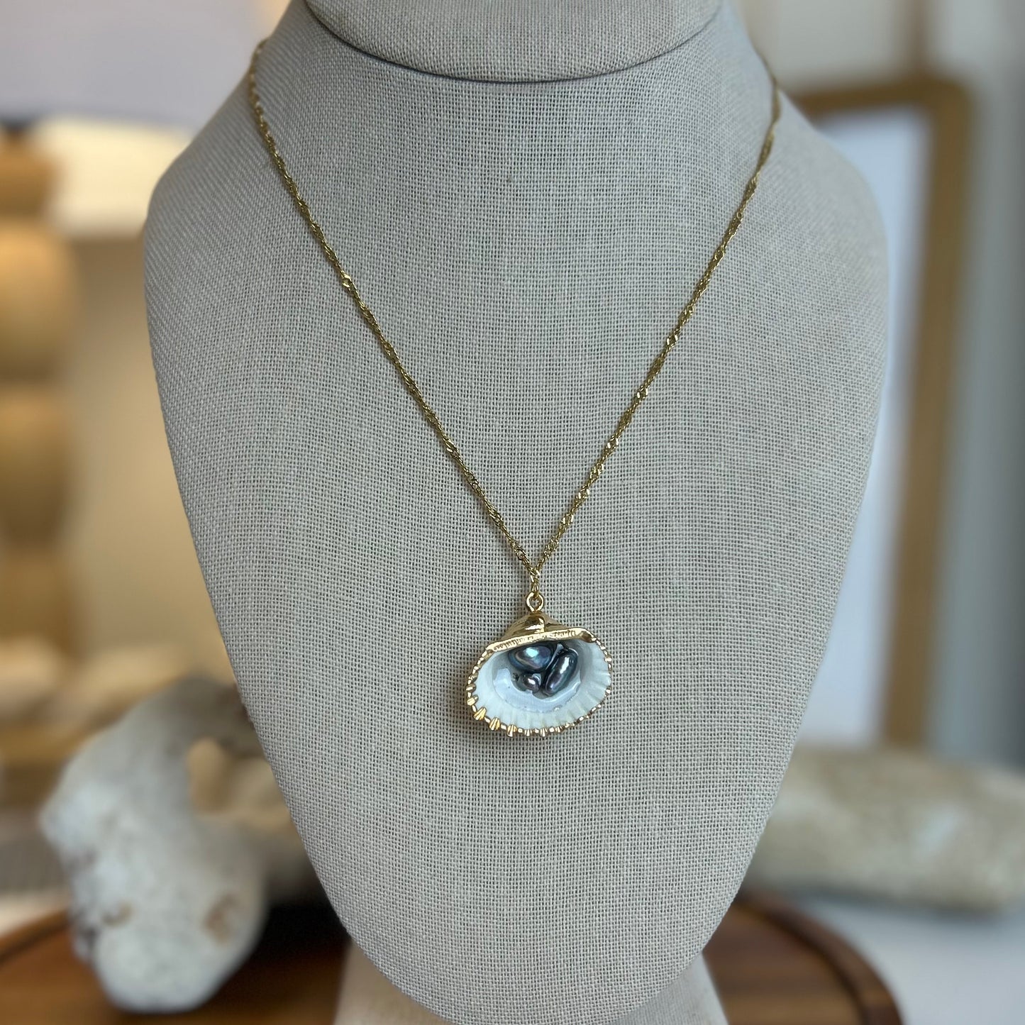 Dark Pearl Shell Nest Necklace