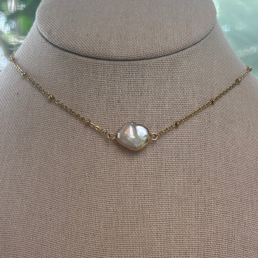 Dainty Fluid Form Mother of Pearl Elegant Necklace